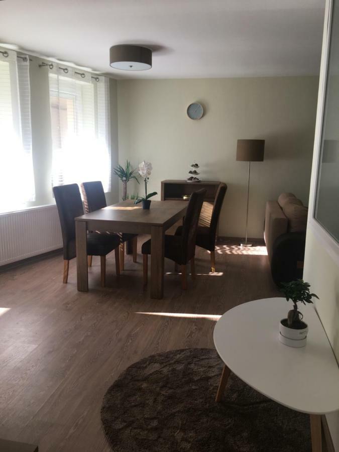 Pisztacia Apartman Lägenhet Eger Exteriör bild