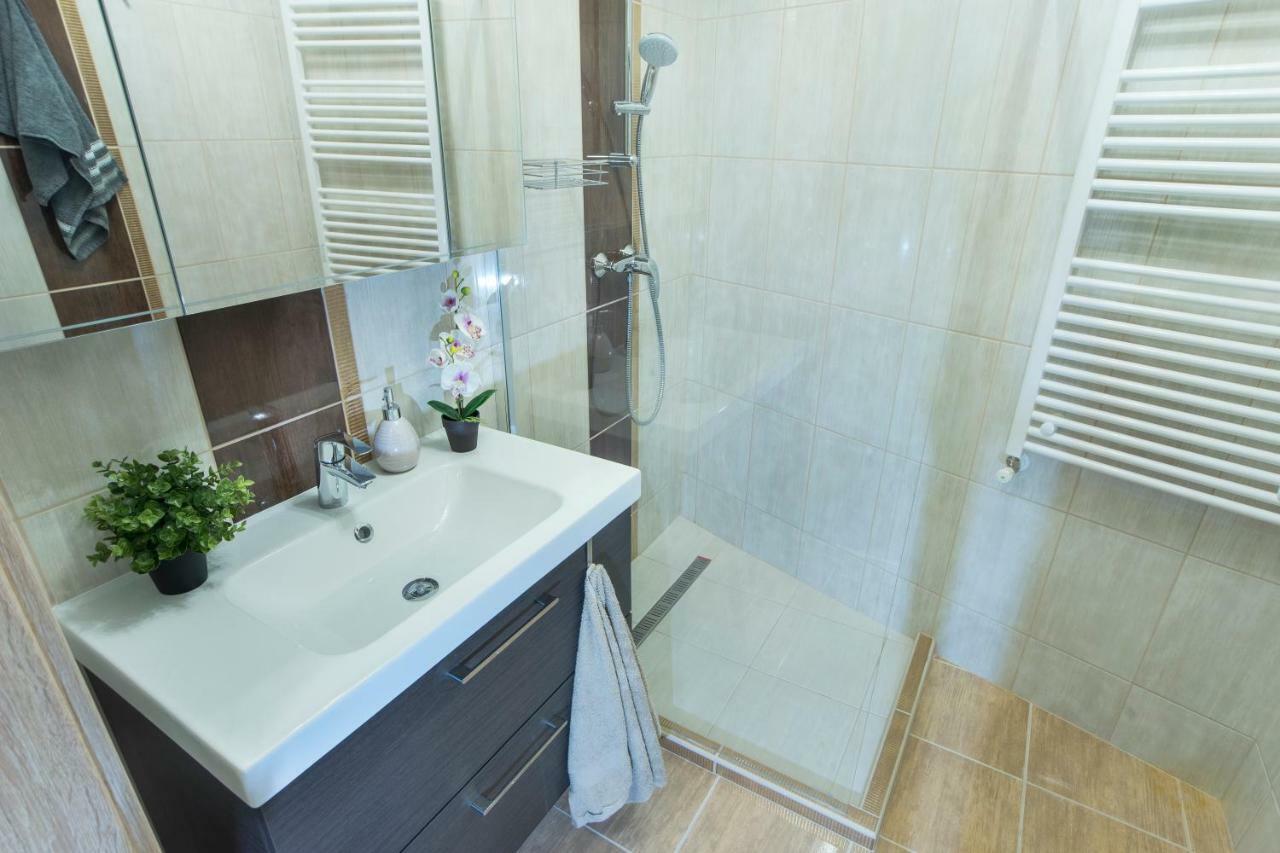 Pisztacia Apartman Lägenhet Eger Exteriör bild